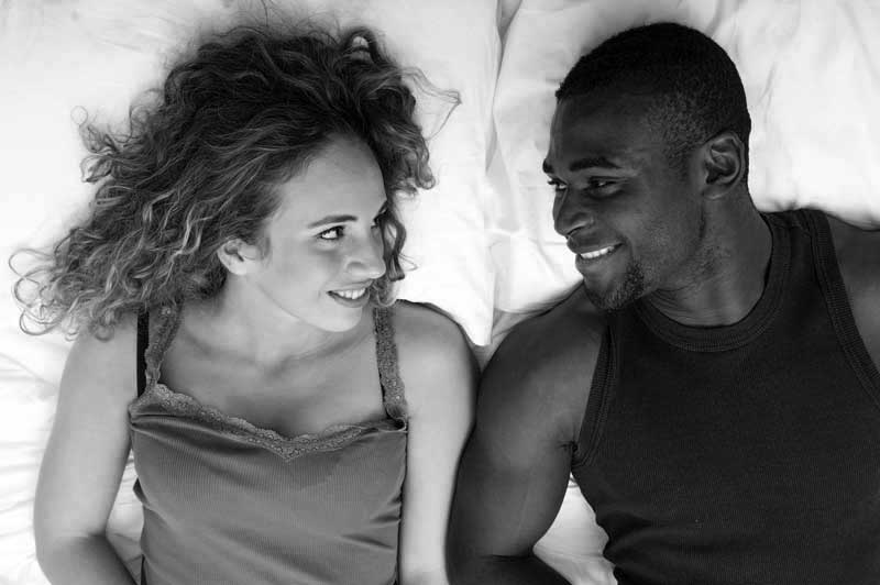 Afrikaanse man met westerse vrouw in bed