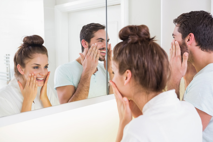 man-vrouw-spiegel-badkamer-delen